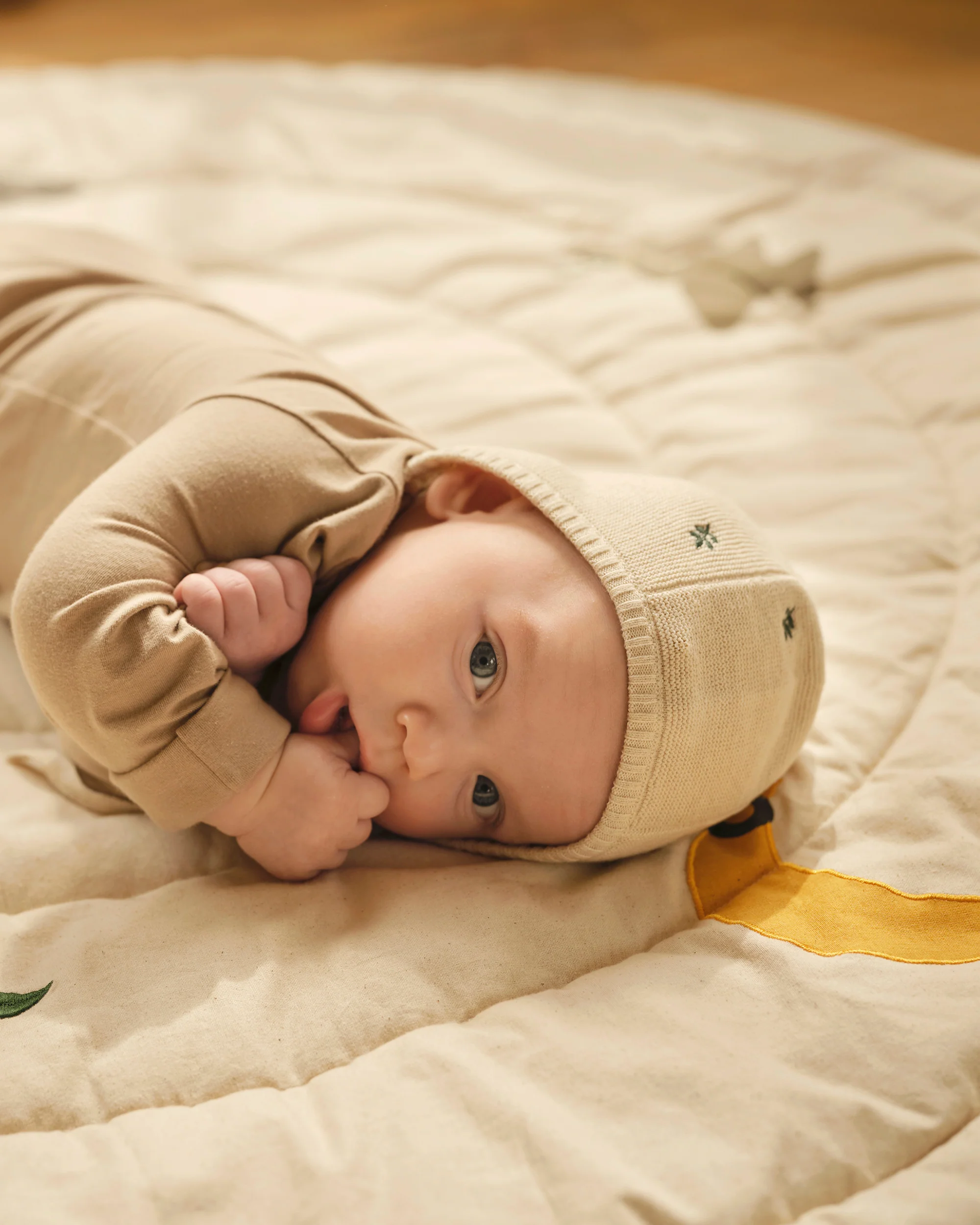 Strikket kyse & booties - gaveeske - Image 3