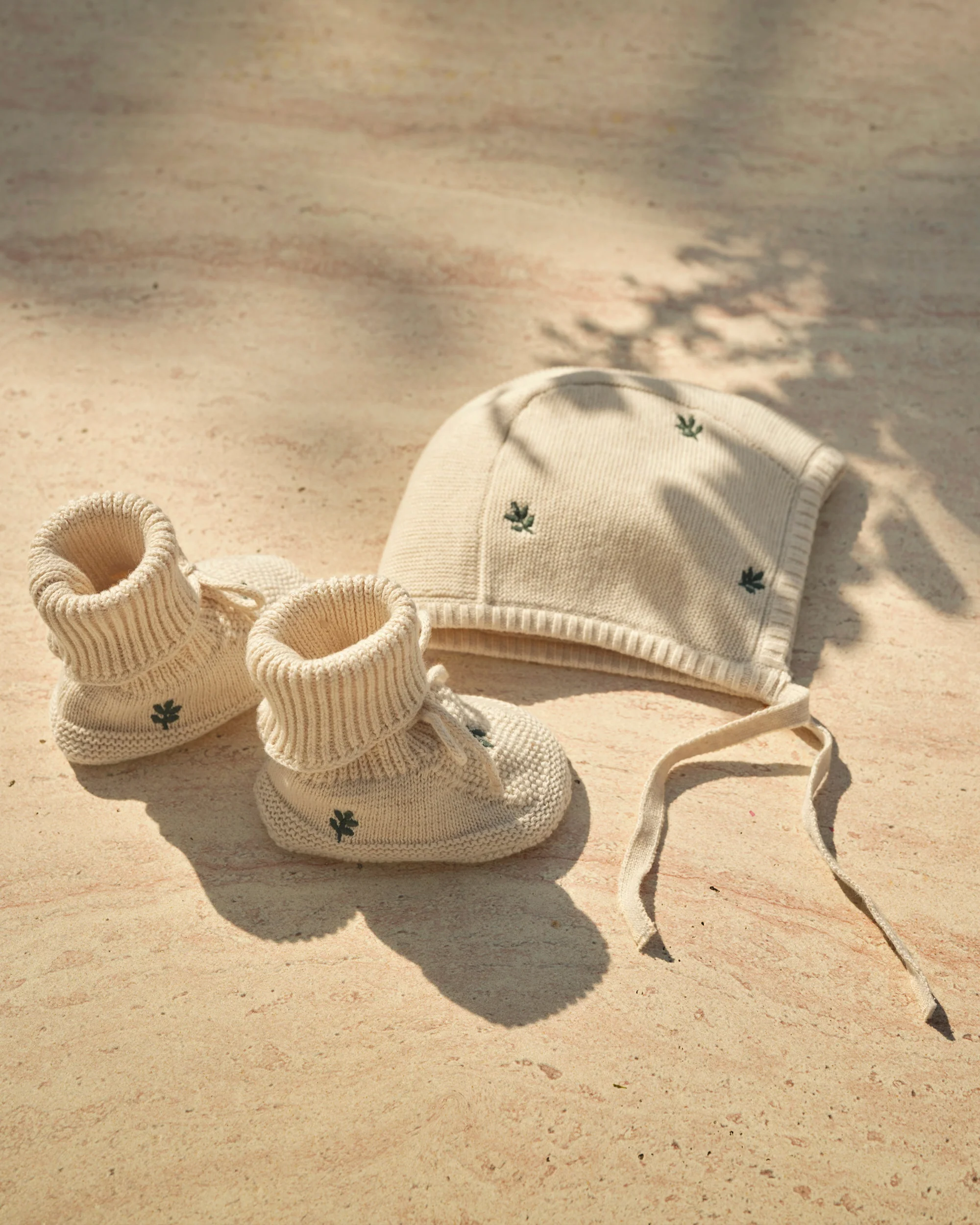 Strikket kyse & booties - gaveeske - Image 4