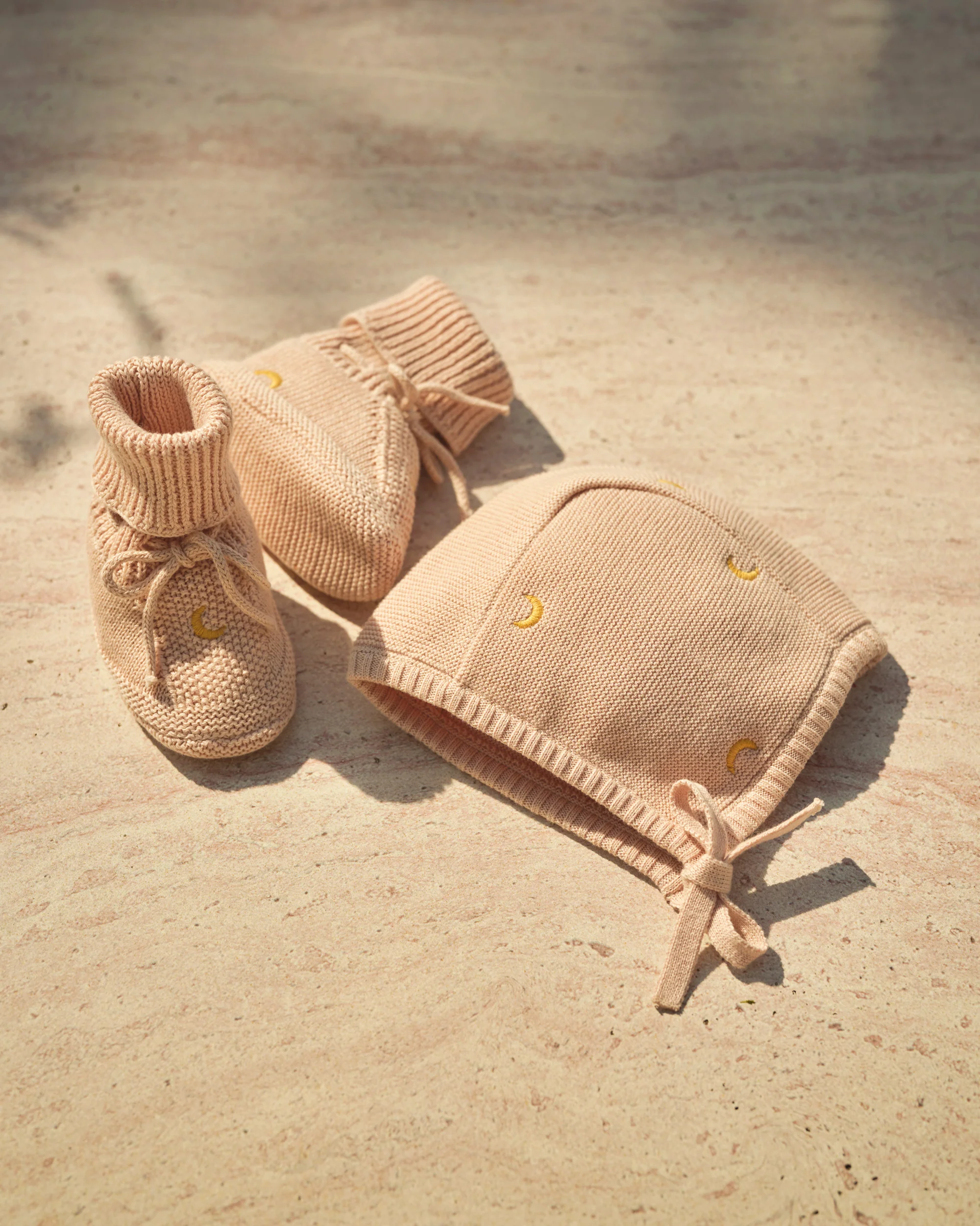 Strikket kyse & booties - gaveeske - Image 5