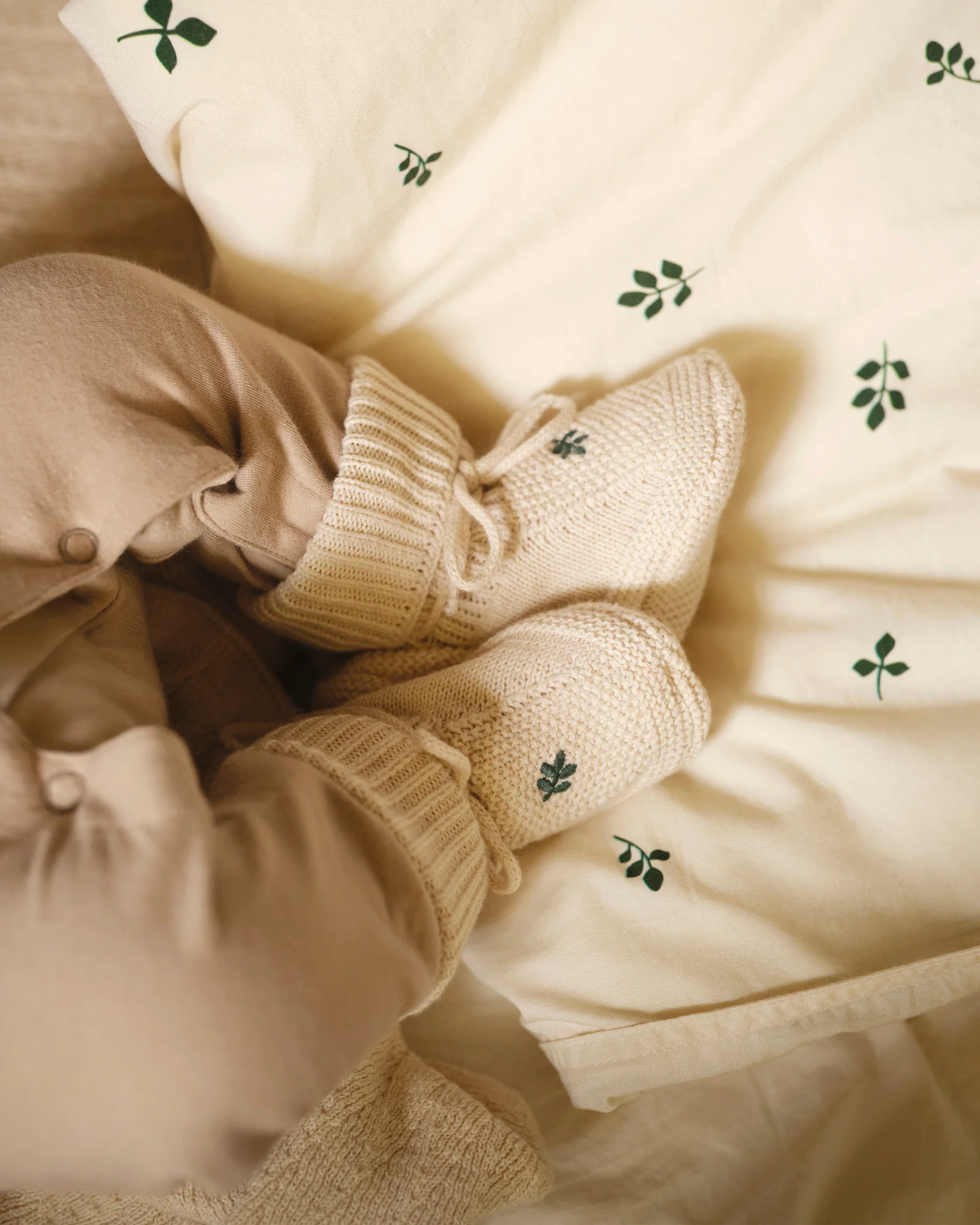 Strikket kyse & booties - gaveeske - Image 6